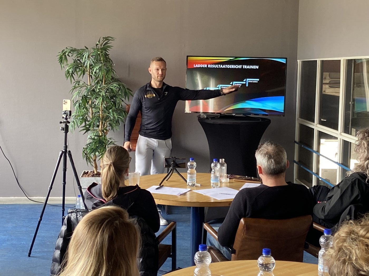 Dave geeft een sessie voor een groep coaches